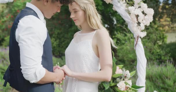 Glückliches Paar Händchen Haltend Sonnigen Hochzeitstag Outdoor Hochzeits Party Und — Stockvideo