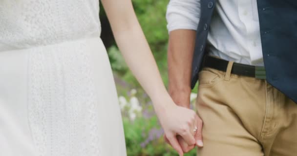 Heureux Couple Diversifié Dans Jardin Jour Ensoleillé Mariage Mariage Plein — Video