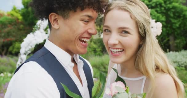 Porträt Eines Glücklichen Ehepaares Das Sich Einem Sonnigen Hochzeitstag Mit — Stockvideo