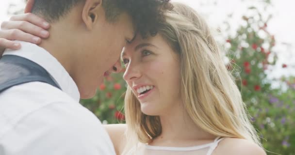 Heureux Couple Diversifié Dans Jardin Jour Ensoleillé Mariage Mariage Plein — Video