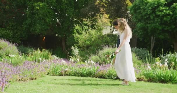 Glückliches Vielseitiges Paar Beim Spaziergang Garten Sonnigen Hochzeitstag Hochzeits Party — Stockvideo