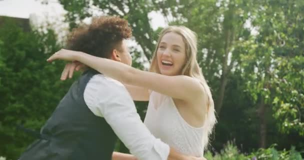 Szczęśliwa Zróżnicowana Para Ogrodzie Słoneczny Dzień Ślubie Zewnętrzne Wesele Przyjęcie — Wideo stockowe