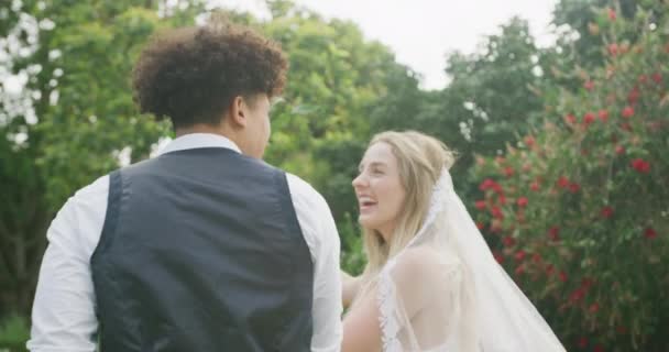 Glückliches Vielseitiges Paar Beim Spaziergang Garten Sonnigen Hochzeitstag Outdoor Hochzeits — Stockvideo