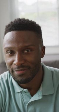 Mutlu Afro-Amerikan erkeğinin dikey portresi..