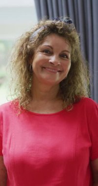 Evdeki mutlu beyaz kadın portresinin dikey videosu. Aile evde birlikte vakit geçiriyor..