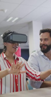 Çeşitli iş adamlarının ofiste konuştuğu ve kulaklık kullandığı dikey videolar. Yaratıcı ofis ve beden dahil olmak üzere küresel iş.