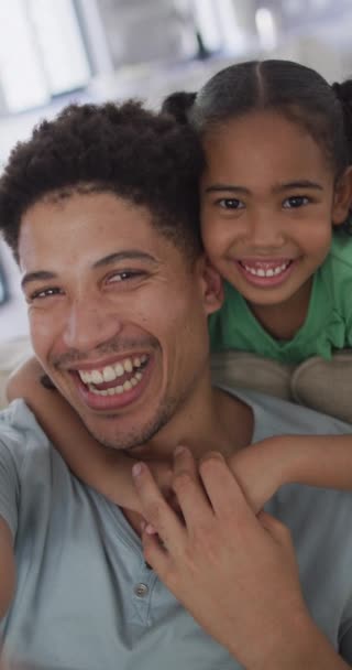 Vertikal Video Porträtt Lycklig Biracial Far Med Dotter Tittar Kameran — Stockvideo