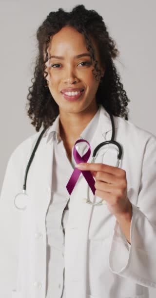 Video Vertikal Bahagia Birasial Dokter Wanita Memegang Pita Ungu Kesehatan — Stok Video