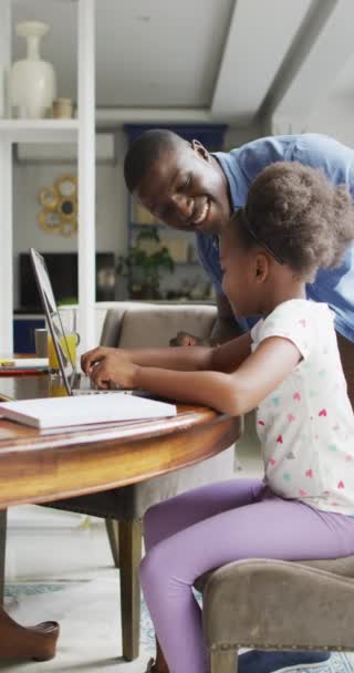아프리카 미국인 아버지와 노트북을 사용하는 모습입니다 질높은 시간을 집에서 즐기고 — 비디오