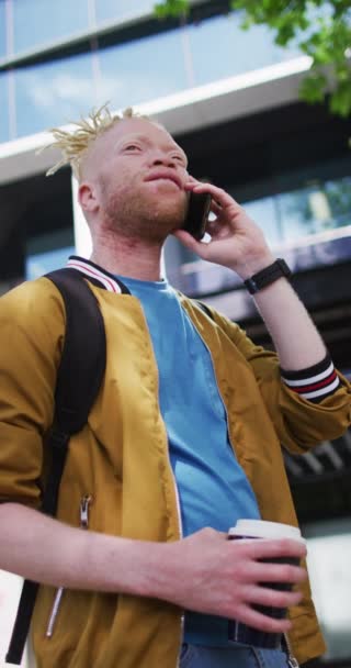 Vídeo Vertical Homem Albino Com Dreadlocks Usando Smartphone Rua Cidade — Vídeo de Stock