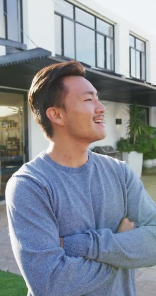 Vídeo Vertical Feliz Asiático Hombre Mirando Cámara Estilo Vida Ocio — Vídeo de stock