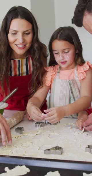在厨房里用圣诞饼干切割机对一个高加索家庭进行垂直拍摄 家庭与圣诞节概念 — 图库视频影像