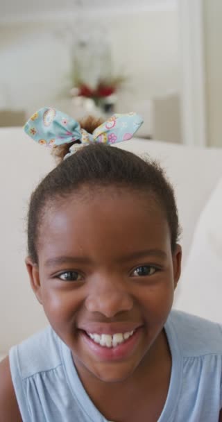 Afro Amerikan Mutlu Bir Kızın Oturma Odasında Gülüşünün Dikey Video — Stok video