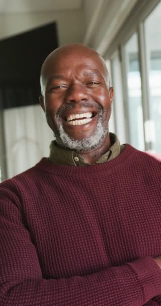 Lodret Video Glade Senioramerikanske Mænd Der Smiler Alene Pensionering Livsstil – Stock-video