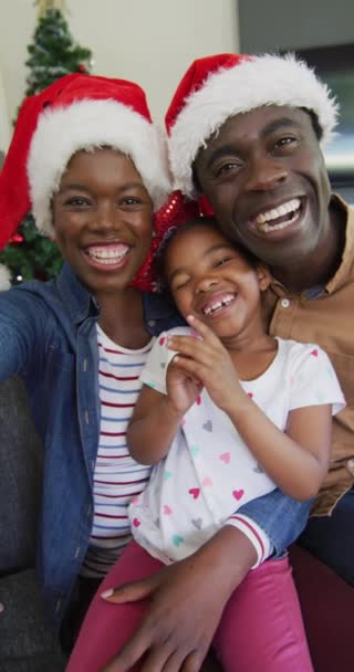 Vertikal Video Portrett Lykkelige Amerikanske Foreldre Datter Som Smiler Tilbringe – stockvideo