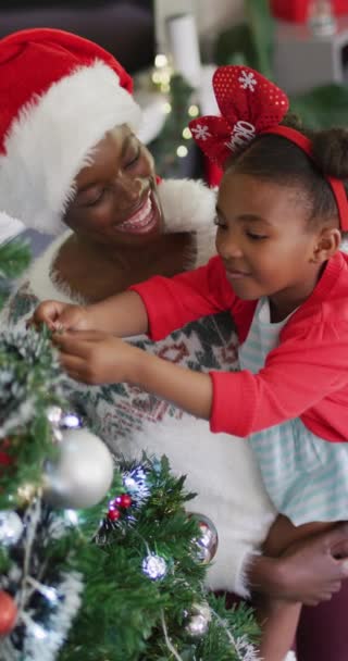 Вертикальное Видео Счастливой Африканской Семьи Празднующей Рождество Проводить Время Семьей — стоковое видео