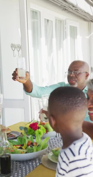 Vídeo Vertical Abuelos Afroamericanos Felices Celebrando Con Nietos Familiares Familia — Vídeo de stock