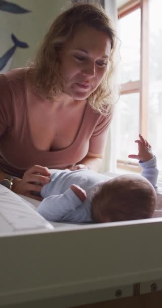 Pionowe Nagranie Szczęśliwej Białej Matki Zmieniającej Noworodka Macierzyństwo Miłość Rodzicielska — Wideo stockowe