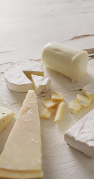 Vertikales Video Von Wenigen Käsesorten Auf Weißem Rustikalem Hintergrund Käse — Stockvideo