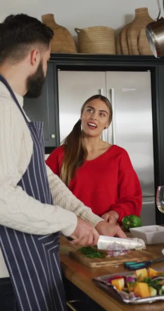 Vídeo Vertical Feliz Pareja Caucásica Cocinando Juntos Estilo Vida Amor — Vídeo de stock