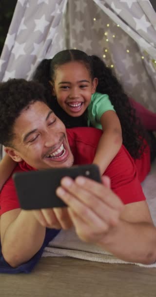Kızıyla Birlikte Evde Akıllı Telefon Kullanan Mutlu Çift Irklı Babanın — Stok video