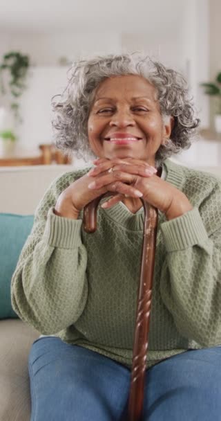 Video Verticale Felice Donna Afroamericana Anziana Seduta Sul Divano Appoggiata — Video Stock