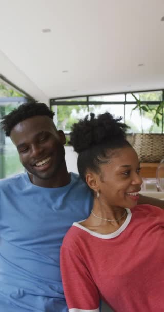 Vertikal Video Lykkelige Amerikanske Par Som Omfavner Hverandre Hjemme Tilbringe – stockvideo