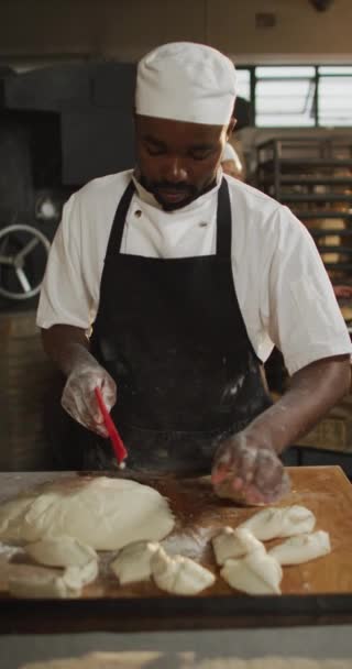 Vertikal Video Afrikanska Amerikanska Manliga Bagare Förbereder Deg Bageri Globalt — Stockvideo