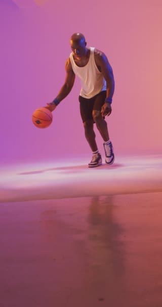 Vertikal Video Afrikansk Amerikansk Manliga Basketspelare Studsande Boll Rosa Bakgrund — Stockvideo