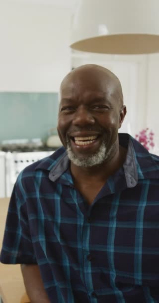 Retrato Vídeo Vertical Del Hombre Afroamericano Mayor Feliz Riendo Cámara — Vídeos de Stock
