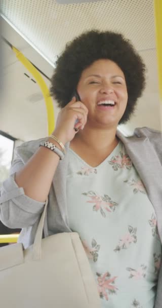 Κάθετη Βίντεο Της Ευτυχούς Συν Μέγεθος Biracial Γυναίκα Χρησιμοποιώντας Smartphone — Αρχείο Βίντεο