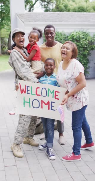 Video Vertikal Potret Keluarga Amerika Afrika Bahagia Kebun Keluarga Menghabiskan — Stok Video