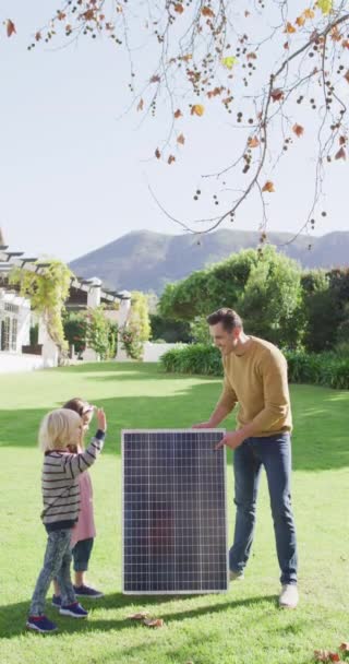 Vídeo Vertical Feliz Padre Caucásico Explicando Panel Solar Hijo Hija — Vídeo de stock