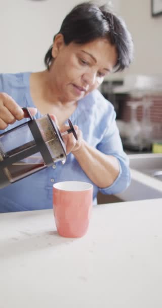 Κατακόρυφο Βίντεο Από Ηλικιωμένη Γυναίκα Μπλε Πουκάμισο Που Ετοιμάζει Καφέ — Αρχείο Βίντεο