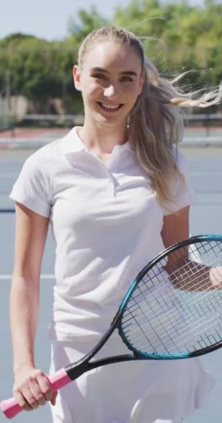 Vídeo Vertical Retrato Tenista Feminina Caucasiana Feliz Com Raquete Tênis — Vídeo de Stock