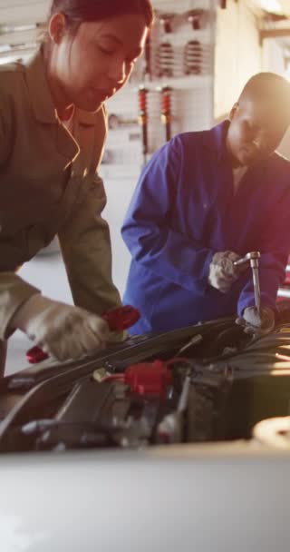 Pionowe Wideo Dwóch Różnych Mechaników Samochodów Sprawdzających Samochód Praca Warsztacie — Wideo stockowe