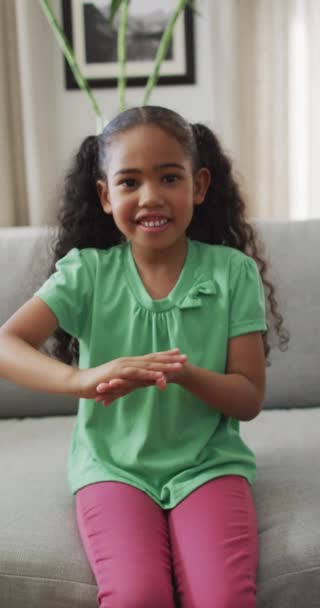 Vídeo Vertical Retrato Chica Birracial Feliz Usando Lenguaje Señas Mirando — Vídeo de stock