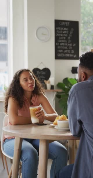 Κάθετο Βίντεο Χαρούμενους Αφροαμερικανούς Φίλους Μιλάνε Στο Καφέ Ψηφιακός Νομάδας — Αρχείο Βίντεο