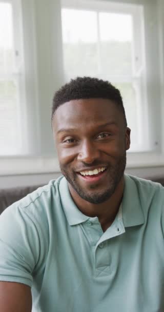 Vertikální Video Portrétu Šťastného Afroamerického Muže — Stock video
