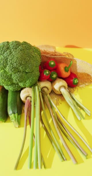 Verticale Video Van Verse Groenten Met Broccoli Paprika Gele Achtergrond — Stockvideo