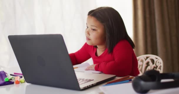视频中快乐的亚洲女孩在网上上课 电子学习 家庭教育和网上教育概念 — 图库视频影像