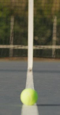Ağ ve tenis topu ile boş tenis kortunun dikey videosu. tenis, spor ve yarışma.