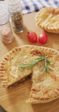 Biberiye, tuz, biber, biber ve domatesli fırında pişirilmiş tuzlu turtanın dikey videosu. ev yapımı yemek, diyet ve beslenme.