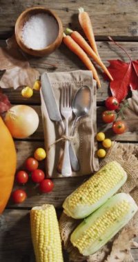 Kırsal alanda üretilen çatal bıçak ve Cadılar Bayramı sonbaharının dikey videosu. Cadılar bayramı, sonbahar, sonbahar, kutlama ve geleneksel konsept dijital olarak oluşturulmuş video.