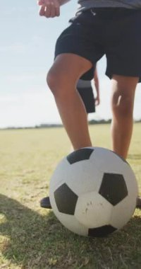 Birlikte futbol oynayan mutlu çocukların dikey videosu. okul ve eğitim ve beden bütünlüğü.