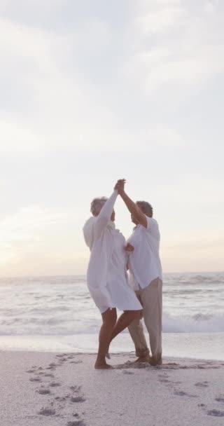 Sunny Beach Dans Eden Mutlu Çiftlerin Dikey Videosu Sağlıklı Aktif — Stok video