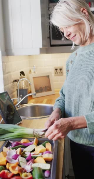 Pionowe Wideo Szczęśliwej Starszej Białej Kobiety Stojącej Kuchni Przygotowującej Kolację — Wideo stockowe