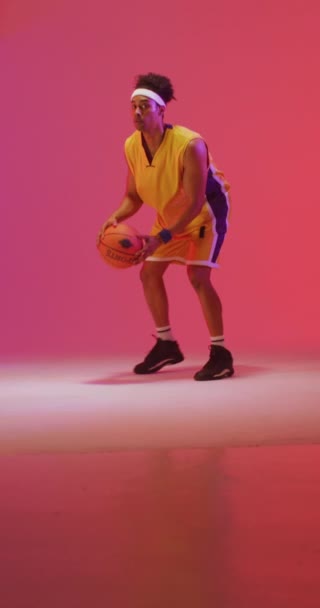 Függőleges Videó Két Férfi Kosárlabda Játékos Pattogó Labdát Rózsaszín Háttér — Stock videók