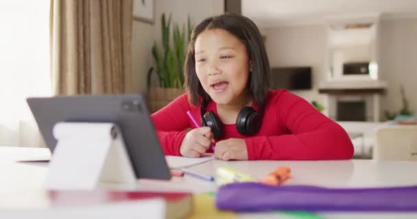 Відео Щасливої Азіатської Дівчини Яка Має Онлайн Уроки Дитинство Електронне — стокове відео