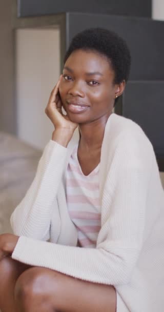 Vertikální Video Portrét Šťastné Africké Američanky Sedící Obývacím Pokoji Usmívající — Stock video